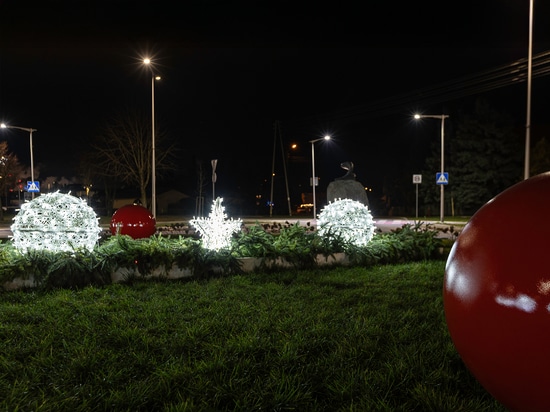 Decorazioni natalizie a cielo aperto come punto focale delle rotatorie urbane