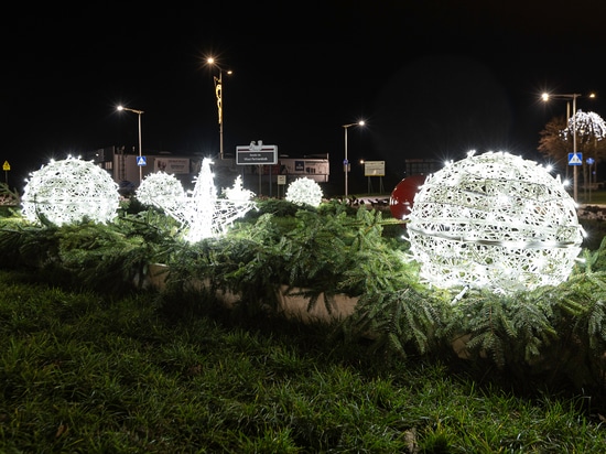 Decorazioni natalizie a cielo aperto come punto focale delle rotatorie urbane