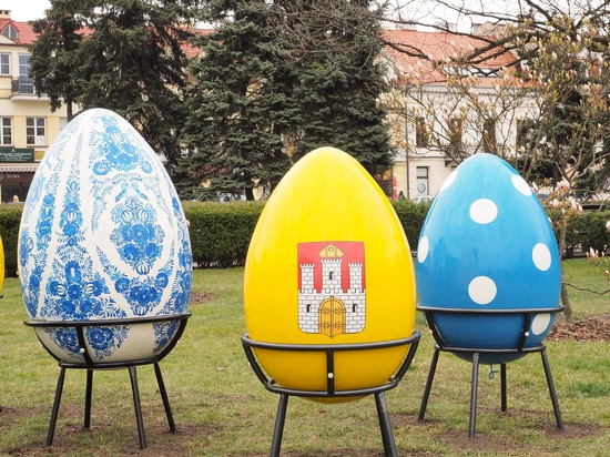 Tendenze pasquali negli spazi urbani: dare forma agli allestimenti primaverili