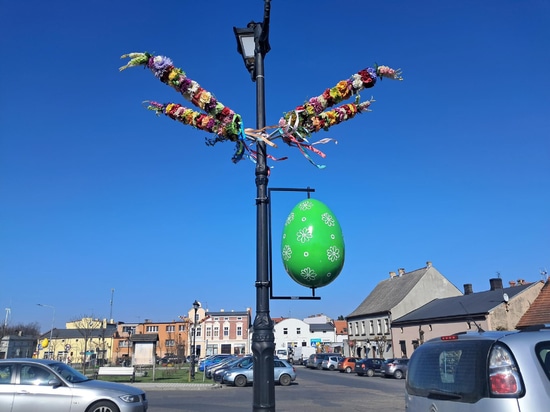 Tendenze pasquali negli spazi urbani: dare forma agli allestimenti primaverili