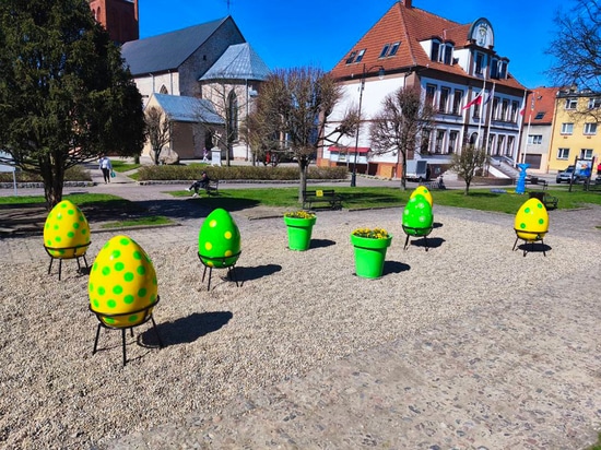 Tendenze pasquali negli spazi urbani: dare forma agli allestimenti primaverili