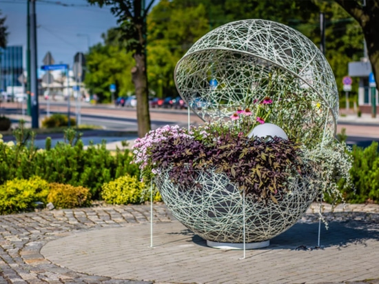 Tendenze pasquali negli spazi urbani: dare forma agli allestimenti primaverili