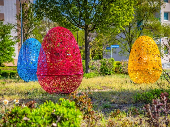 Composizioni primaverili negli spazi pubblici: colore, leggerezza e struttura