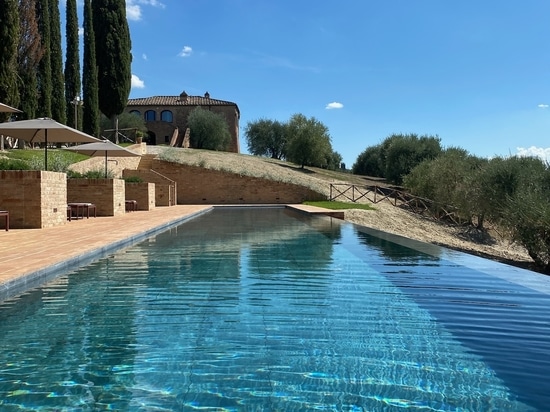 Piscina Podere Necione: bellezza naturale in gres porcellanato