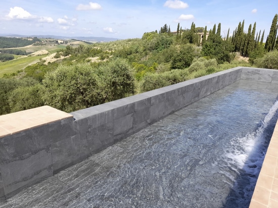 Piscina Podere Necione: bellezza naturale in gres porcellanato