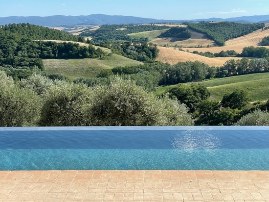 Piscina Podere Necione: bellezza naturale in gres porcellanato