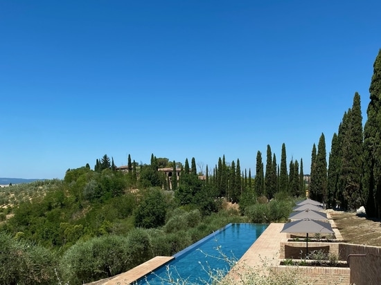 Piscina Podere Necione: bellezza naturale in gres porcellanato