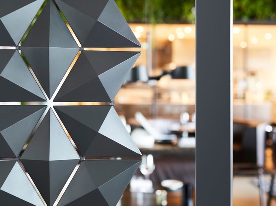 Restaurant e bar partition che definisce lo spazio con eleganza