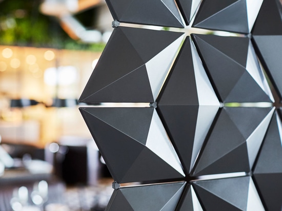 Restaurant e bar partition che definisce lo spazio con eleganza