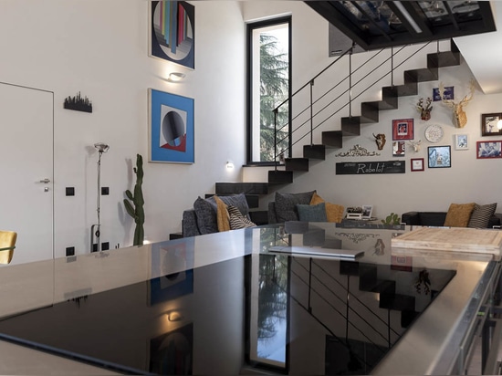 Placche ultra-sottili e tecnologia smart: l’innovazione AVE veste una villa a Borgomanero