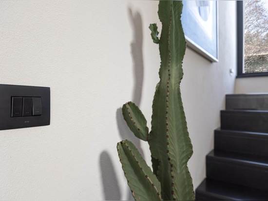 Placche ultra-sottili e tecnologia smart: l’innovazione AVE veste una villa a Borgomanero
