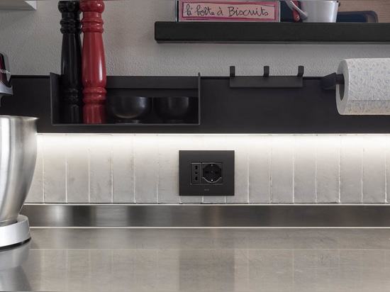 Placche ultra-sottili e tecnologia smart: l’innovazione AVE veste una villa a Borgomanero