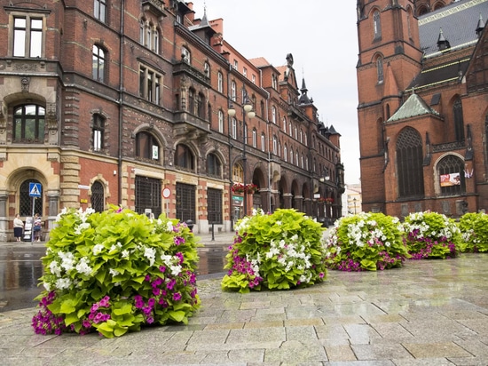 Torri di fiori nello spazio urbano: verde stagionale di forte impatto visivo