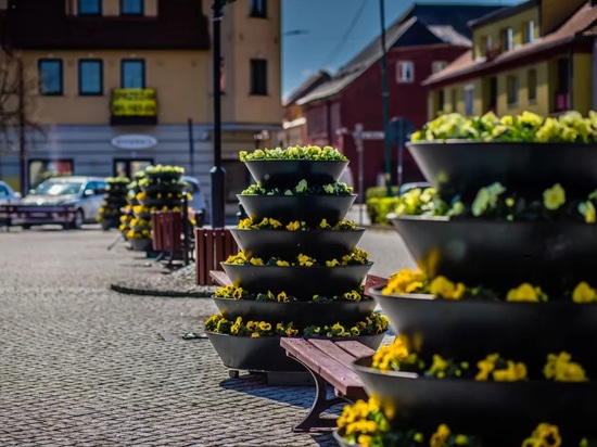 Torri di fiori nello spazio urbano: verde stagionale di forte impatto visivo
