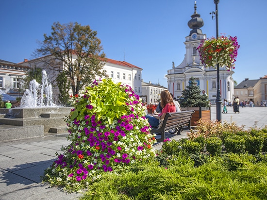 Torri di fiori nello spazio urbano: verde stagionale di forte impatto visivo