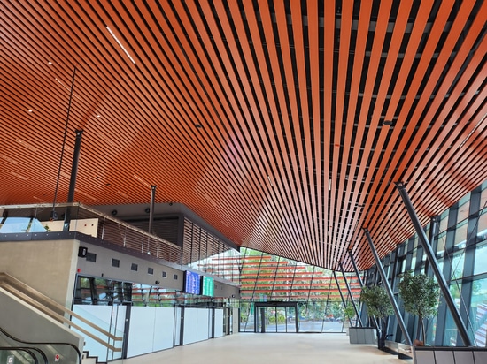 Atena Baffle clip in RAL 2001 per stazione centrale Brno