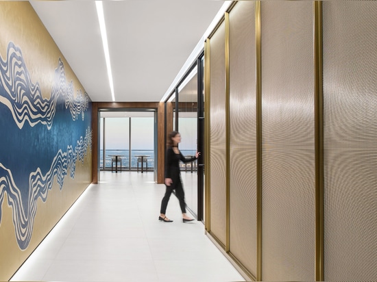 Rete metallica decorativa IPZ-25 installata nell'interior design aziendale come divisorio di spazi.