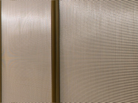 Rete metallica decorativa IPZ-25 installata nell'interior design aziendale come divisorio di spazi.