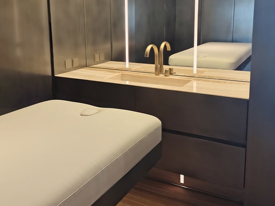 Nel silenzio della Spa dell’Admiral Armani Yacht 72m, il nostro lettino da massaggio signature trova casa