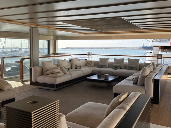 Nel silenzio della Spa dell’Admiral Armani Yacht 72m, il nostro lettino da massaggio signature trova casa