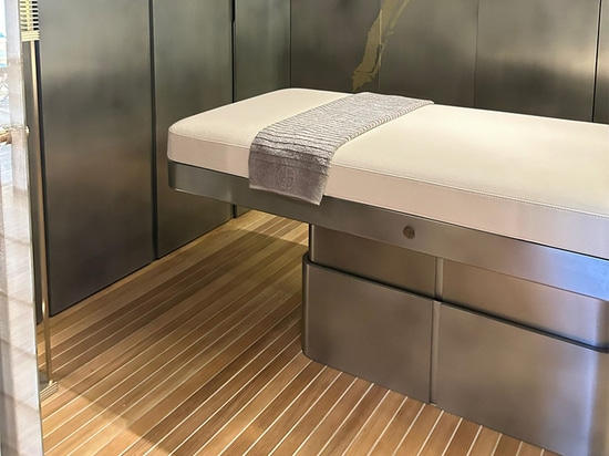 Nel silenzio della Spa dell’Admiral Armani Yacht 72m, il nostro lettino da massaggio signature trova casa