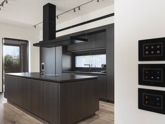 AVE: domotica e comandi touch per una villa contemporanea in Franciacorta
