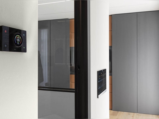AVE: domotica e comandi touch per una villa contemporanea in Franciacorta