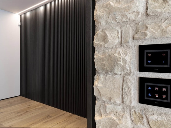 AVE: domotica e comandi touch per una villa contemporanea in Franciacorta