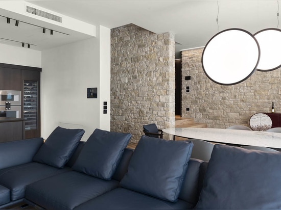AVE: domotica e comandi touch per una villa contemporanea in Franciacorta