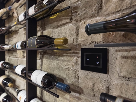 AVE: domotica e comandi touch per una villa contemporanea in Franciacorta
