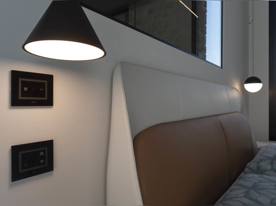 AVE: domotica e comandi touch per una villa contemporanea in Franciacorta