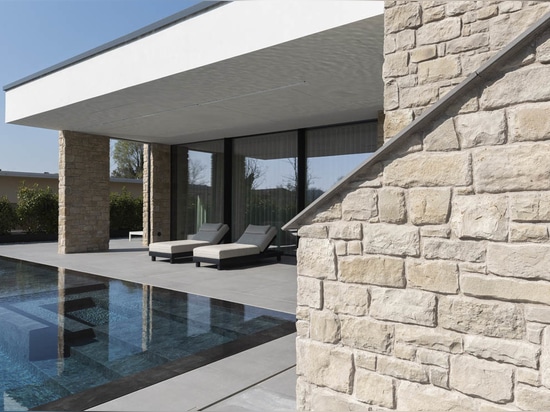 AVE: domotica e comandi touch per una villa contemporanea in Franciacorta
