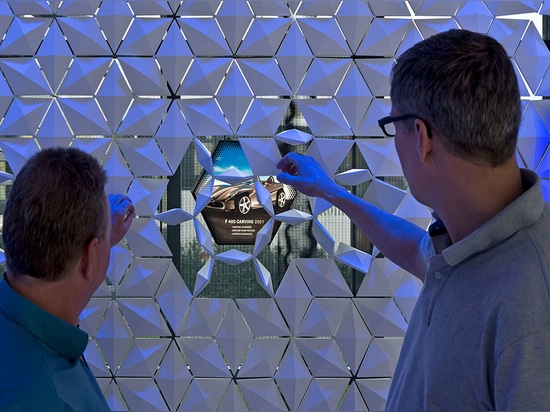 Quando la parete diventa parte della mostra