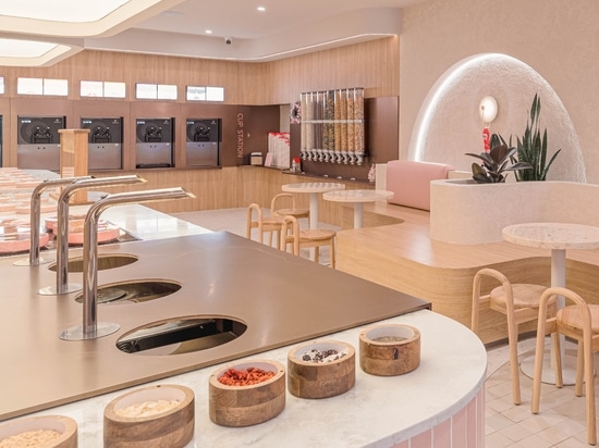 Come i negozi di yogurt gelato stanno trasformando le pareti dei condimenti in elementi di design per interni