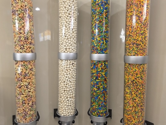 Come i negozi di yogurt gelato stanno trasformando le pareti dei condimenti in elementi di design per interni