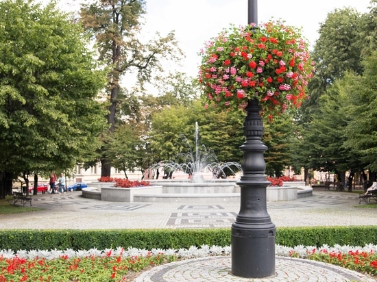 Fioriere sospese per spazi urbani: verde verticale per le città