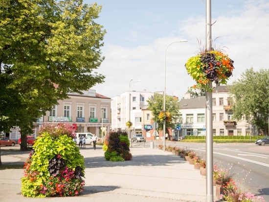 Fioriere sospese per spazi urbani: verde verticale per le città