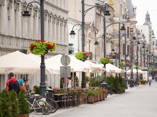 Fioriere sospese per spazi urbani: verde verticale per le città