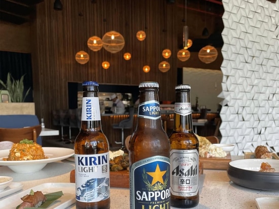 Il divisorio Facet crea privacy in un ristorante contemporaneo