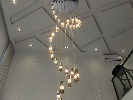Lampadario Monumentale a Doppia Altezza in Cristallo Asfour Superiore