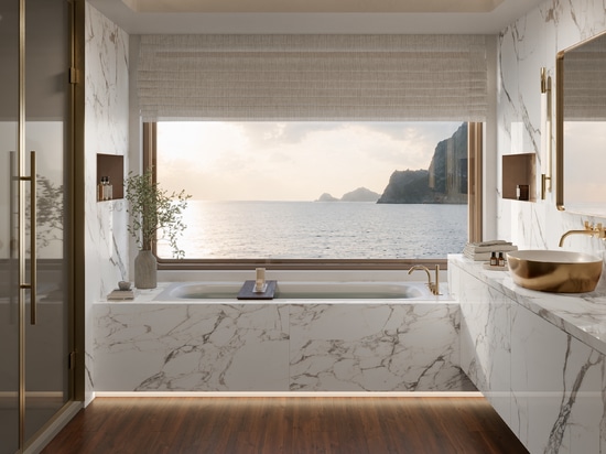Rivestimento vasca, lavabo, pensili e pareti: Marmoker Calacatta Extra