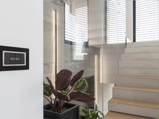 Domotica e design AVE in una villa contemporanea vista lago