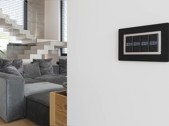 Domotica e design AVE in una villa contemporanea vista lago