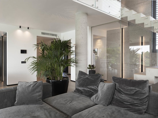 Domotica e design AVE in una villa contemporanea vista lago