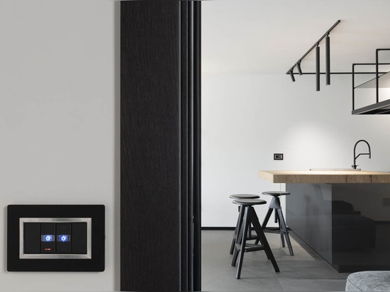 Domotica e design AVE in una villa contemporanea vista lago