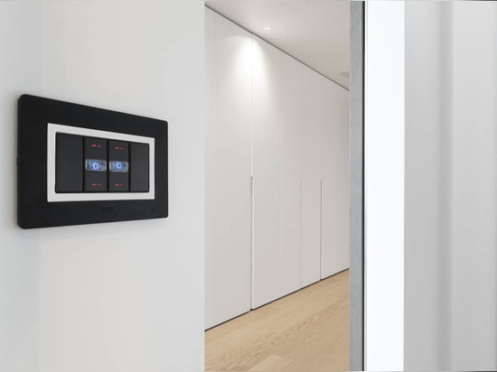 Domotica e design AVE in una villa contemporanea vista lago