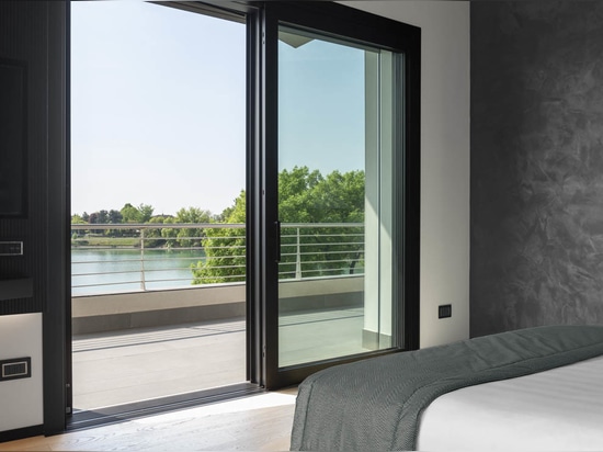 Domotica e design AVE in una villa contemporanea vista lago