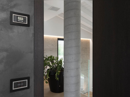 Domotica e design AVE in una villa contemporanea vista lago