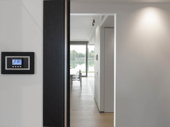 Domotica e design AVE in una villa contemporanea vista lago