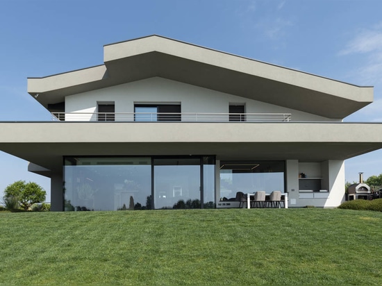 Domotica e design AVE in una villa contemporanea vista lago